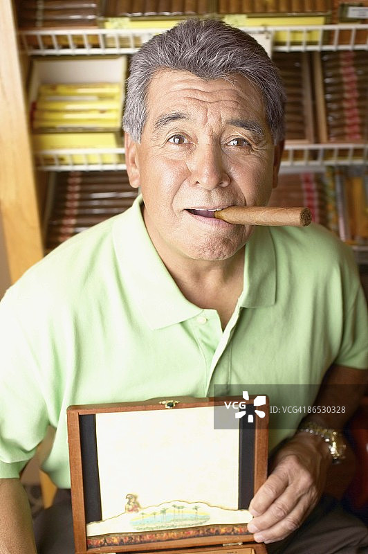 手拿雪茄盒的男人图片素材