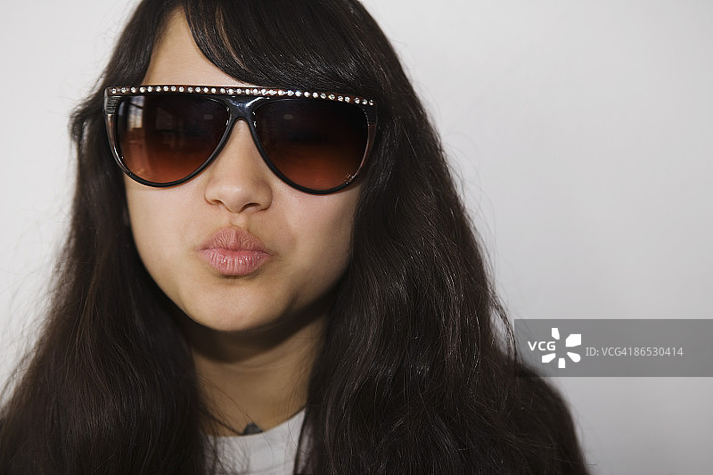 戴太阳镜的少女图片素材