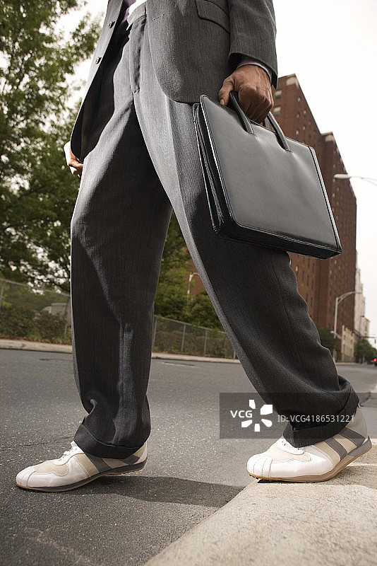 穿运动鞋的商人图片素材