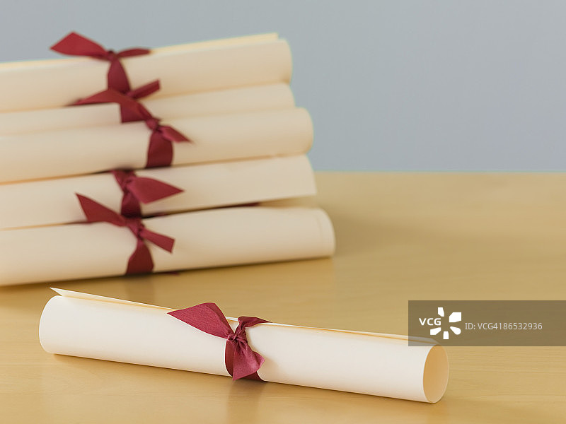 毕业文凭堆叠图片素材