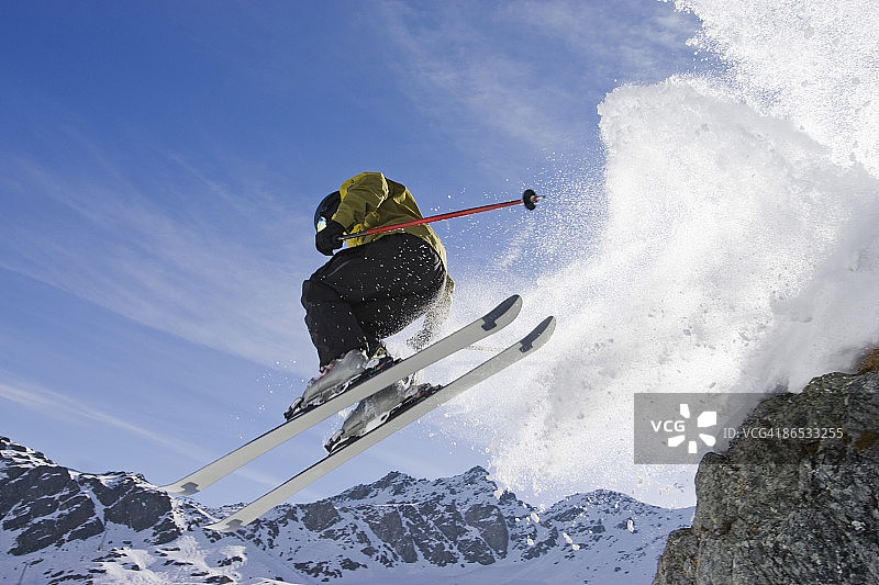 滑雪者在空中图片素材