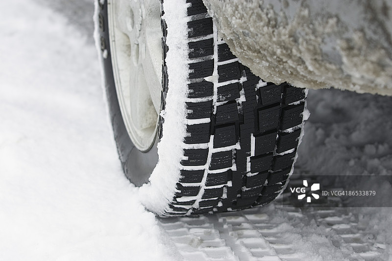 雪地汽车轮胎图片素材