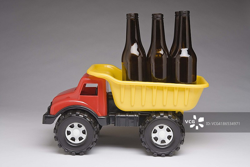 装有玻璃瓶的玩具自卸卡车图片素材
