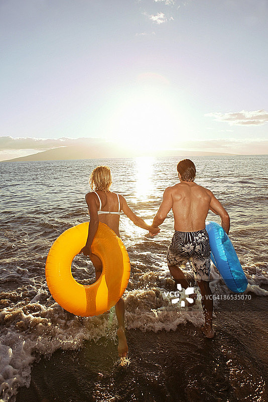 在海里使用内胎的情侣图片素材