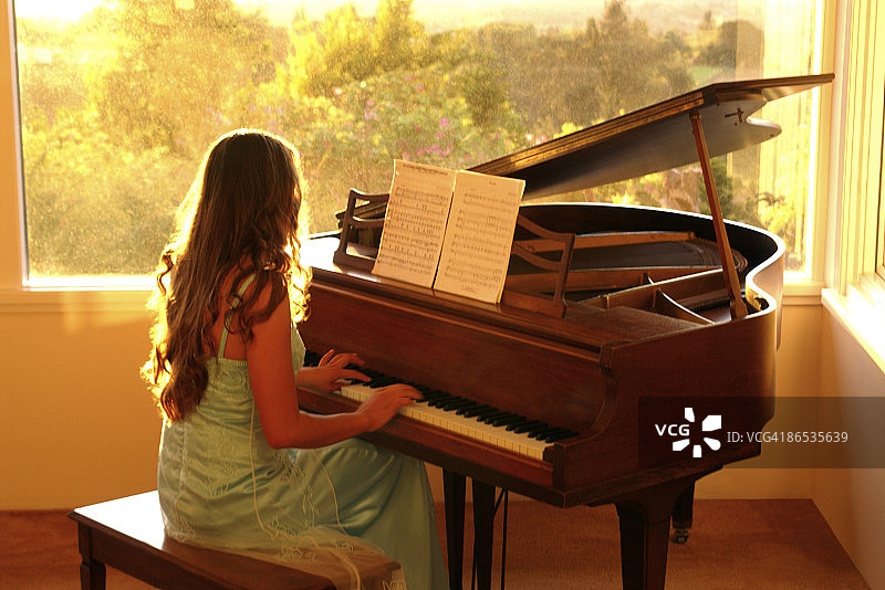 少女在弹钢琴图片素材