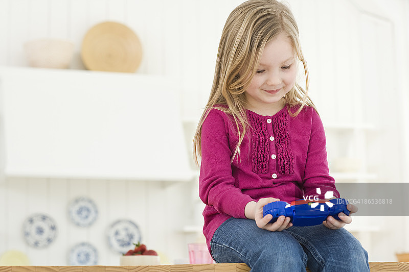 玩电子游戏的女孩图片素材