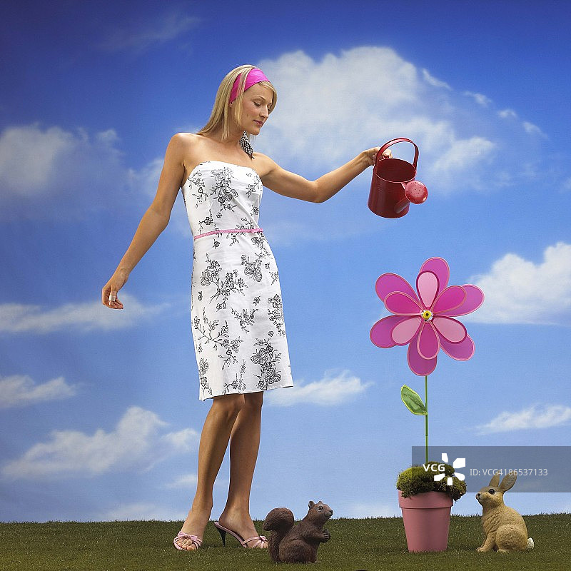 女人浇花图片素材