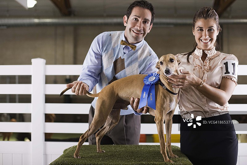 夫妇带狗参加犬类展览图片素材