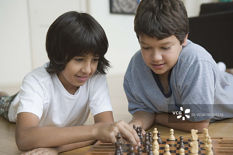 男孩下棋图片素材