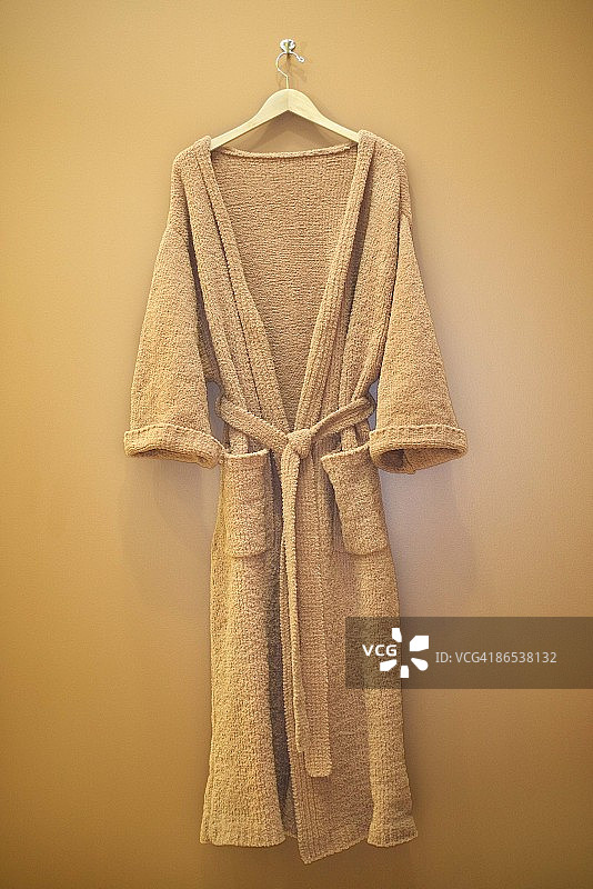 挂在衣架上的浴袍图片素材