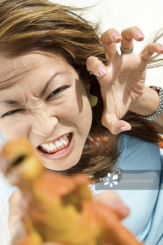 对着恐龙咆哮的女人图片素材