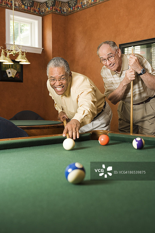 男人们在玩台球图片素材