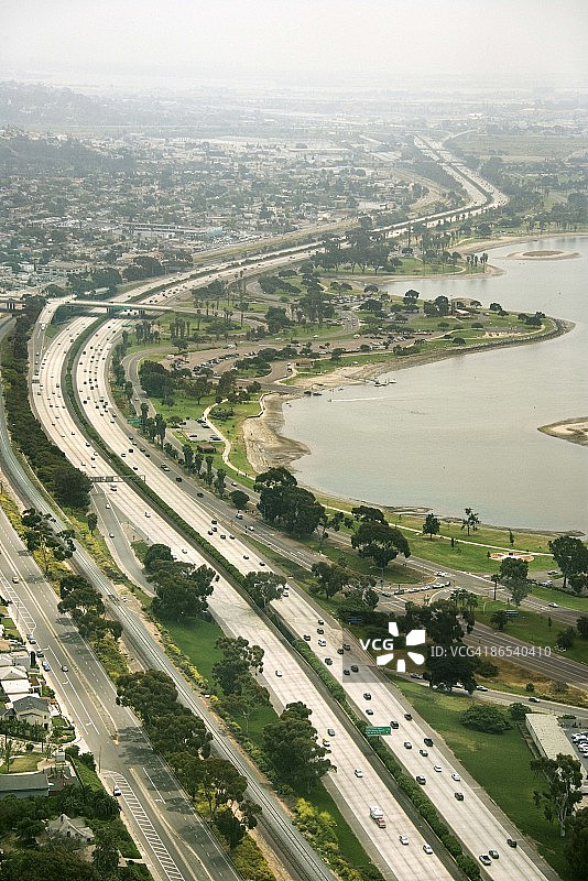 穿过加利福尼亚州圣地亚哥的高速公路图片素材