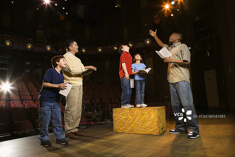 老师和学生排练戏剧图片素材