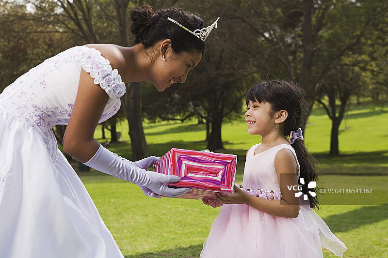 女孩收到礼物图片素材