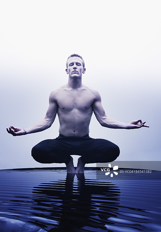 做瑜伽姿势的男人图片素材
