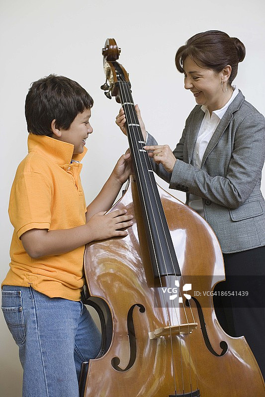 母子与低音提琴图片素材