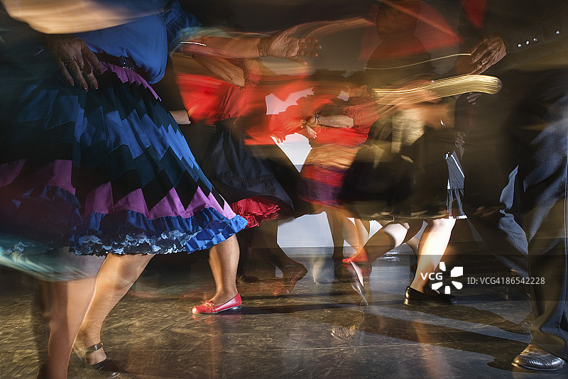 情侣跳广场舞图片素材