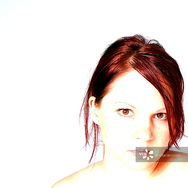 白色背景上的女人自画像图片素材