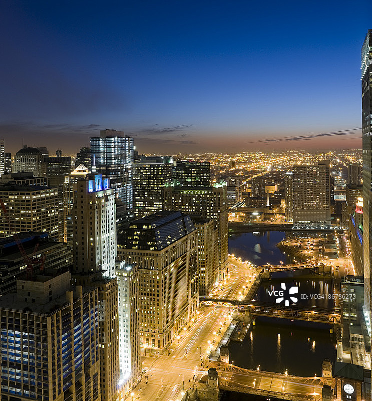 黄昏时分的芝加哥鸟瞰图图片素材