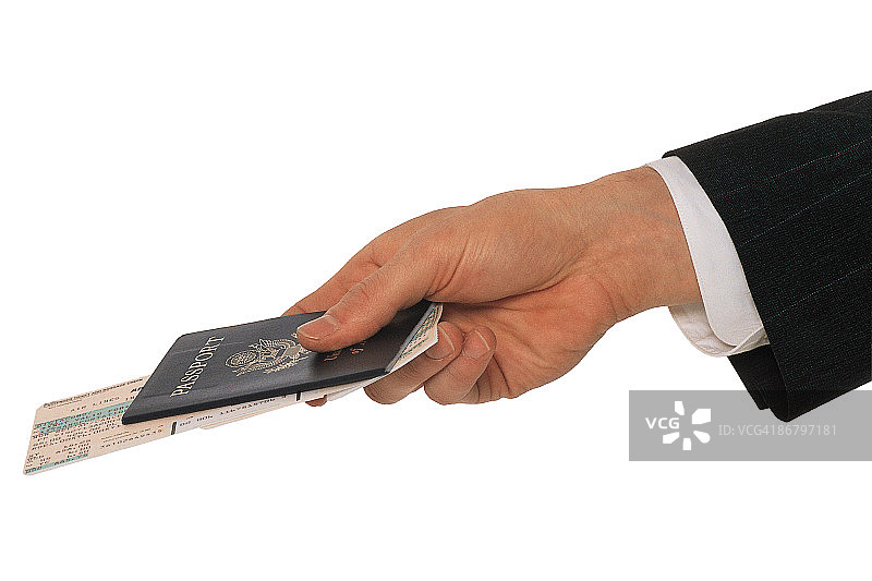 手持护照和机票图片素材