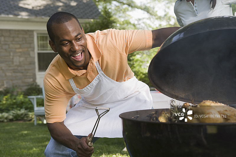 微笑的男人在户外烧烤食物图片素材