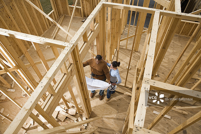 建筑师在建筑工地使用蓝图图片素材
