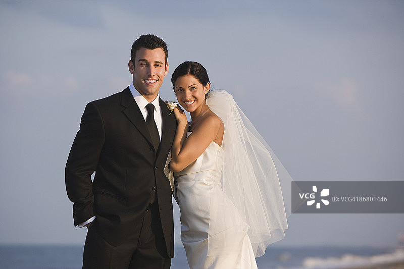 山顶上相爱的新婚夫妇图片素材