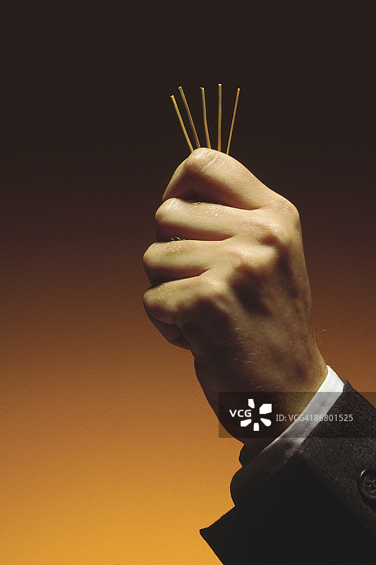 男人手拿吸管图片素材