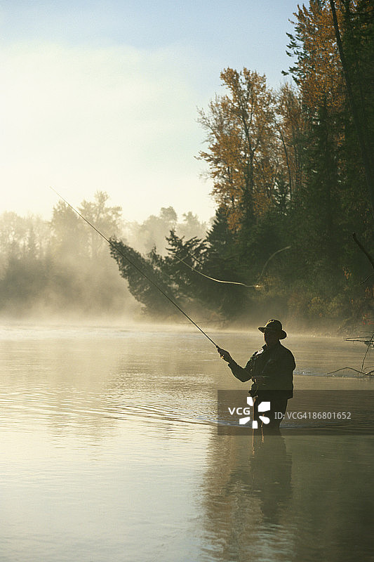 男人飞蝇钓鱼图片素材