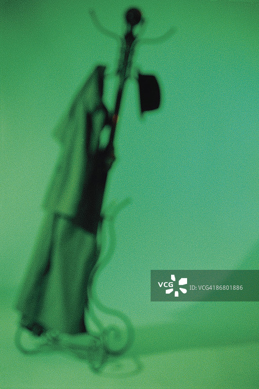 挂在门厅树上的外套和帽子图片素材