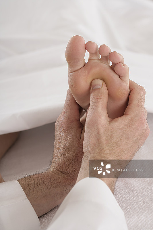 一个人享受足部按摩图片素材