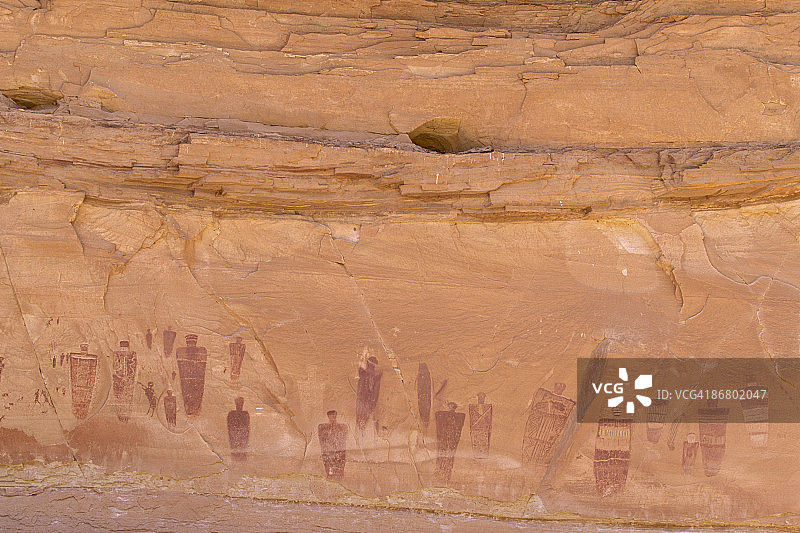 岩石上的绘画图片素材