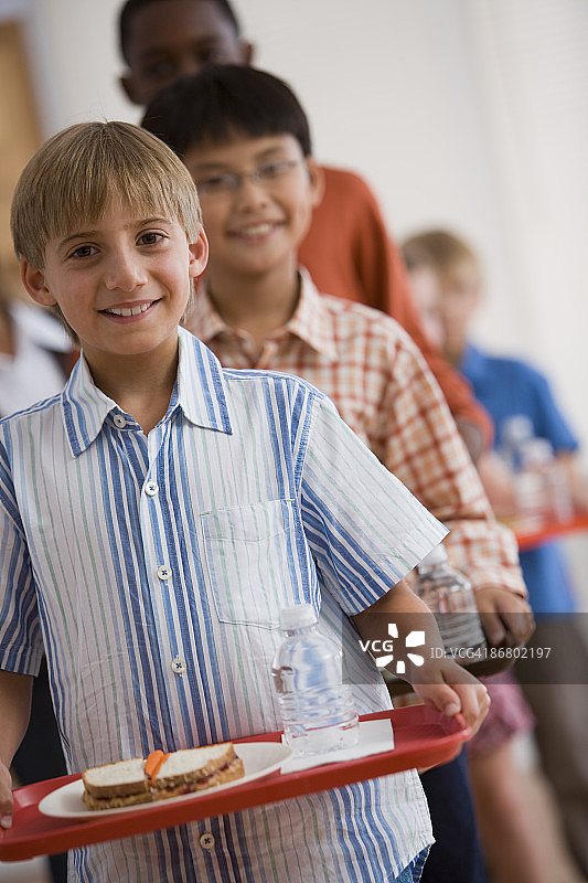 孩子们在午餐队伍中排队图片素材