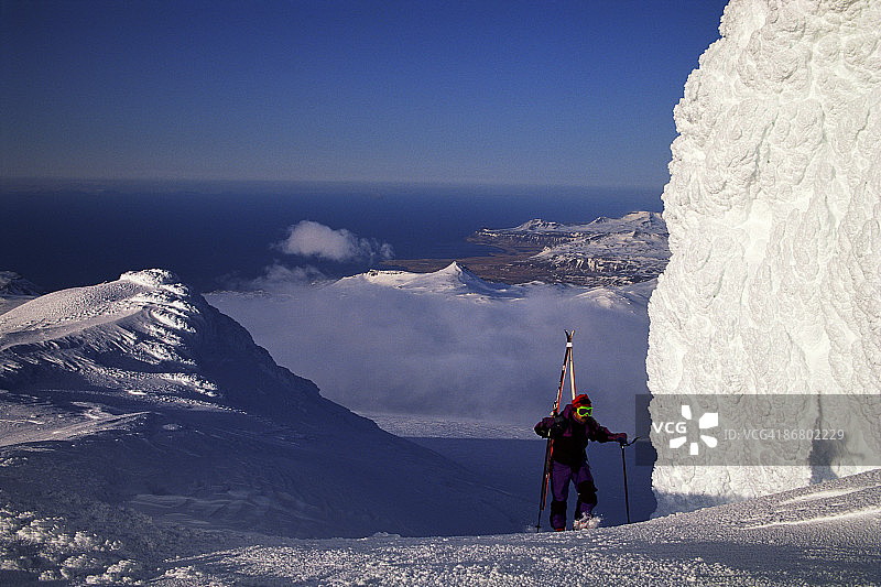 滑雪者徒步登上斯奈菲尔火山顶图片素材