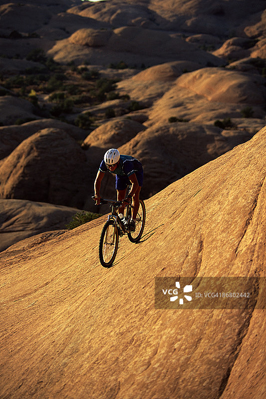 男子骑山地自行车图片素材