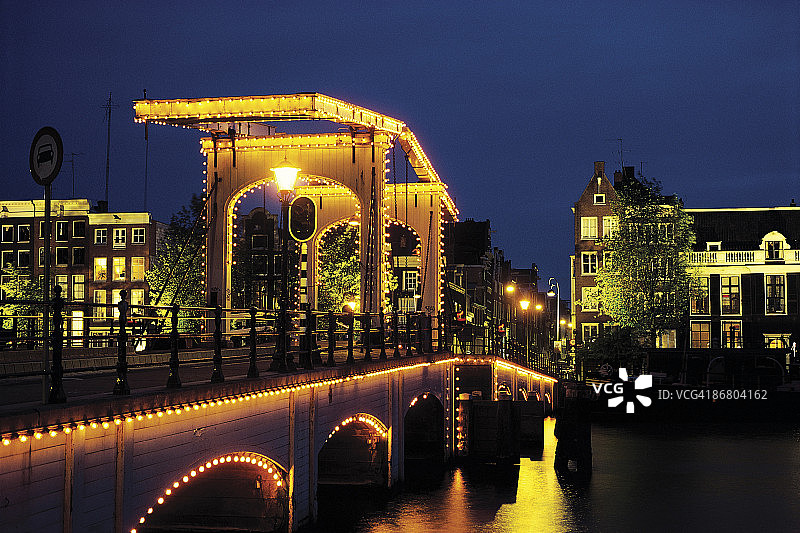 阿姆斯特丹的瘦桥夜景图片素材