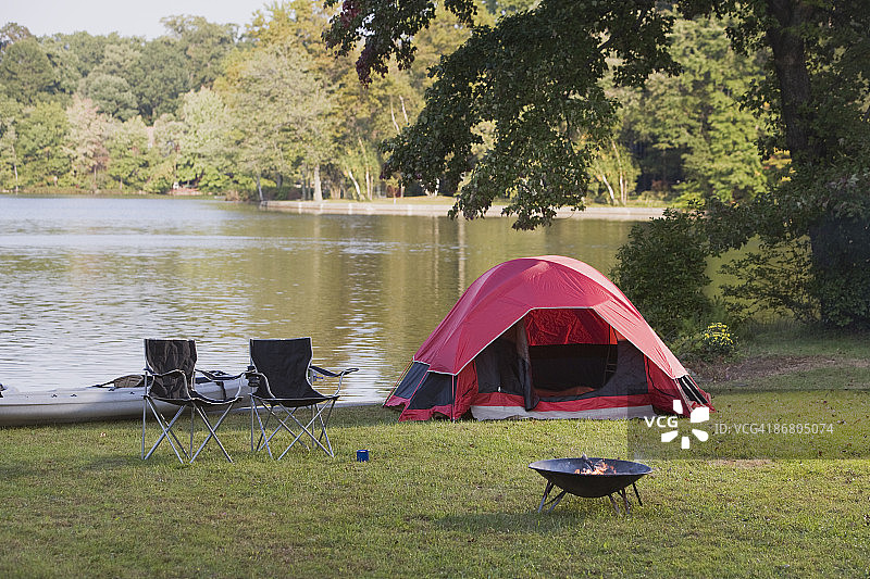 湖边的露营地图片素材