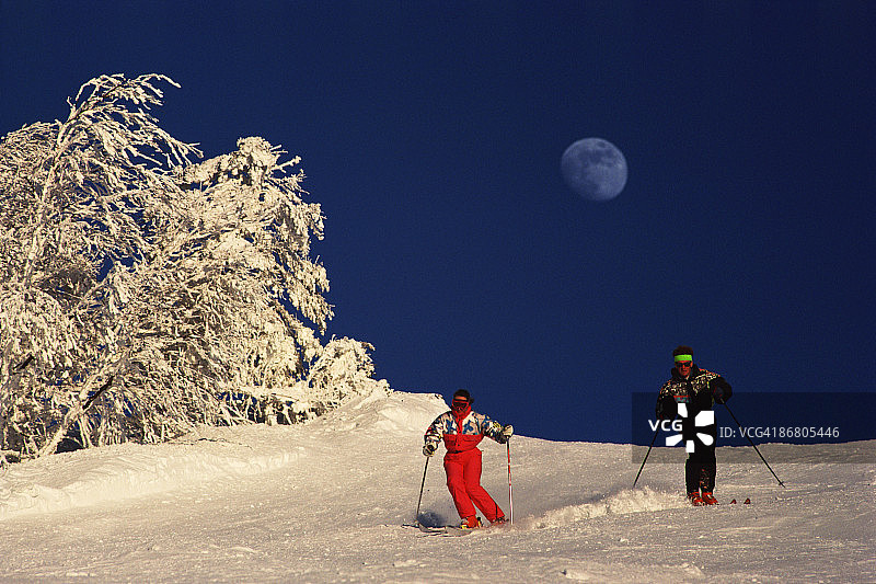 情侣滑雪图片素材