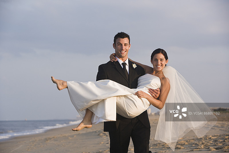 在海滩上幸福的新婚夫妇图片素材