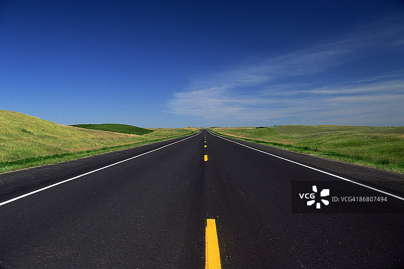草原公路图片素材