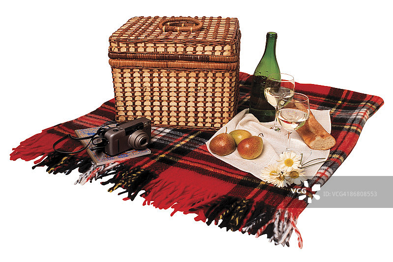 装有葡萄酒和食物的野餐篮图片素材