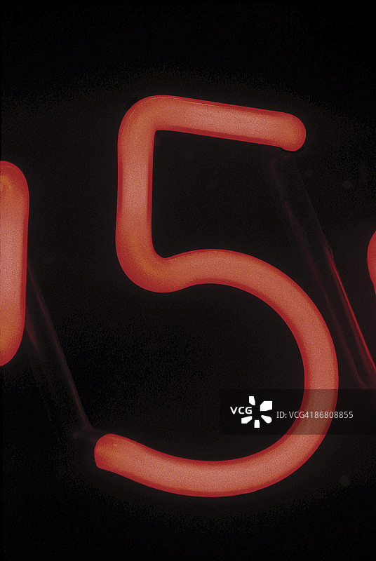 霓虹灯上的数字5图片素材
