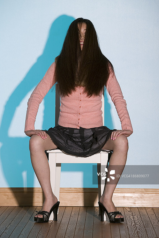 头发散落在脸上的女人图片素材