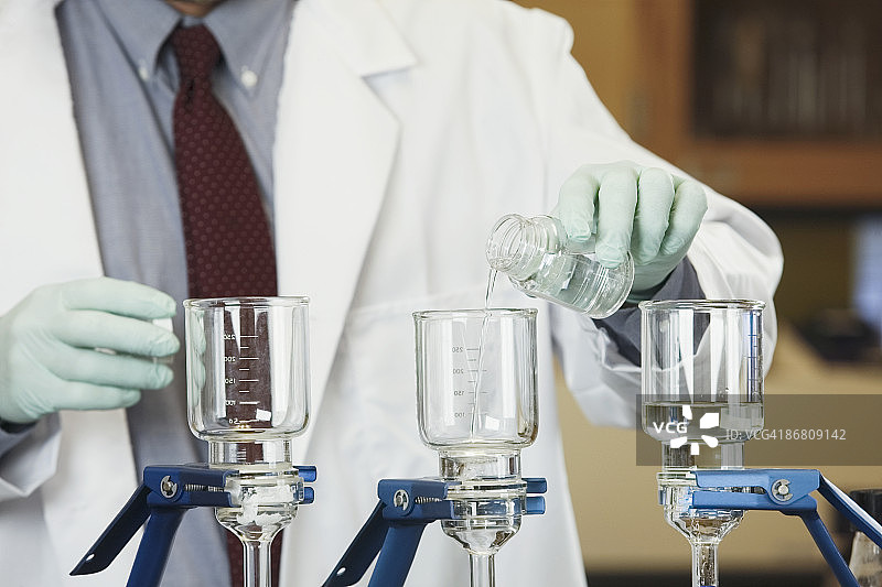 科学家过滤样品图片素材