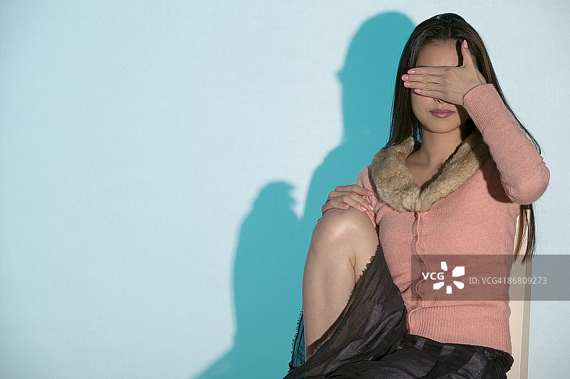 用手遮住眼睛的女子图片素材
