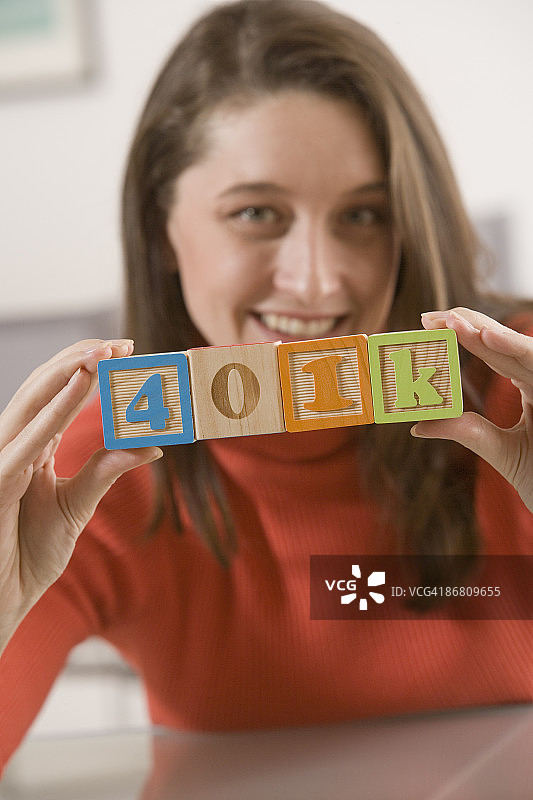 拥有401k区块的女商人图片素材