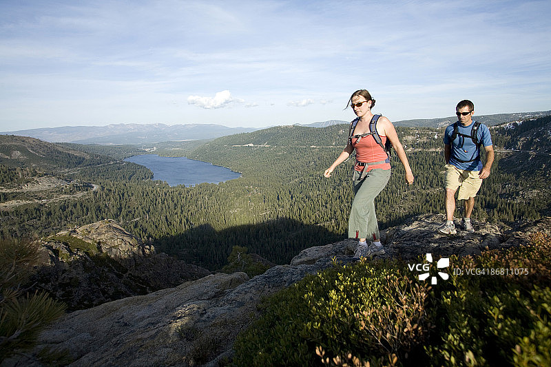 年轻女子和男子在加利福尼亚州唐纳山口附近徒步旅行图片素材