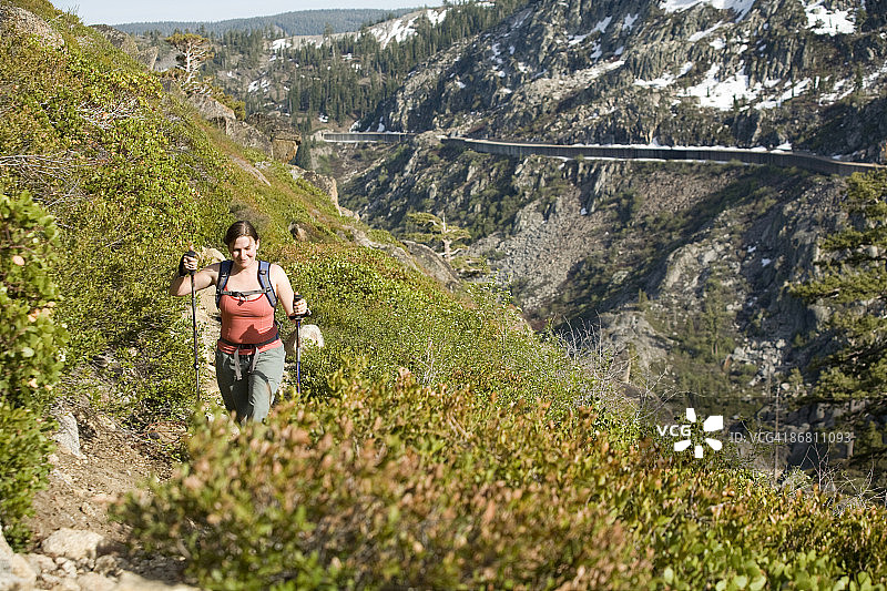 年轻女人在唐纳山口徒步图片素材
