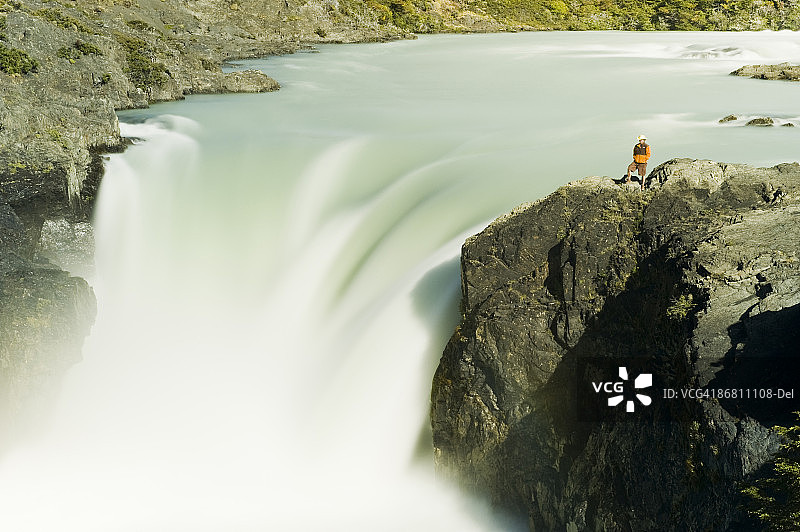 徒步者在智利百内国家公园欣赏萨尔托格兰德瀑布图片素材